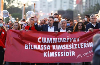 Cumhuriyet Meşalesi binlerin coşkusuyla Bayraklı’yı aydınlattı